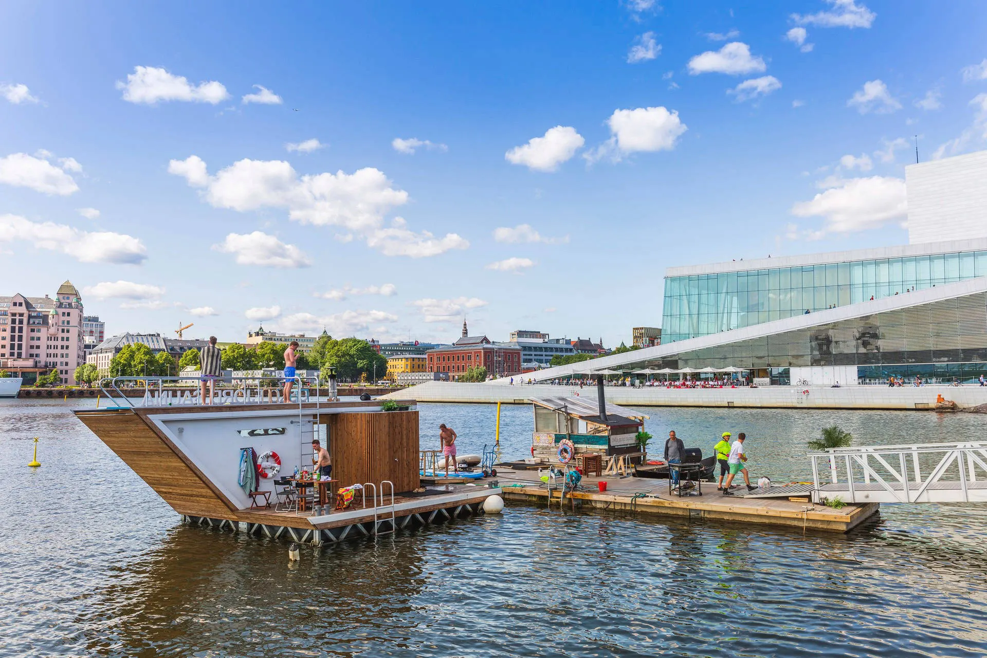 Oslo drijvende sauna voor het Opera House - Foto: Didrick Stenersen