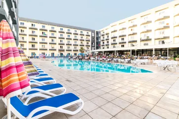 Zwembad en hotel