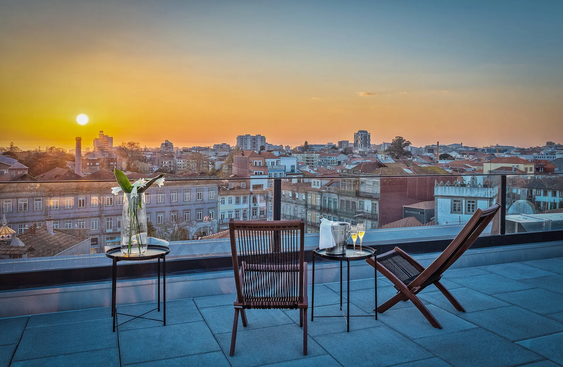 Online bestellen: Hotel Moon & Sun Porto