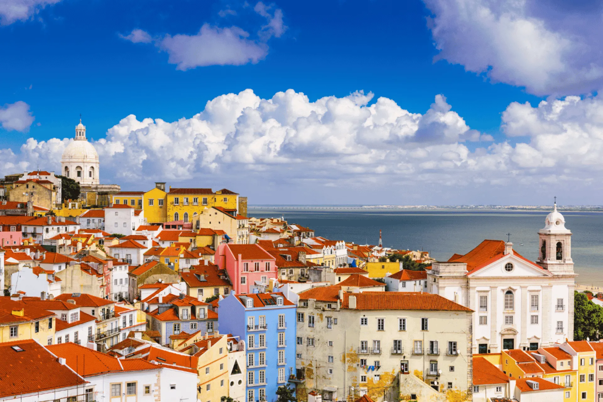 Het prachtige uitzicht op de oude wijk van Lissabon tijdens een stedentrip, Portugal - de Jong Intra Vakanties