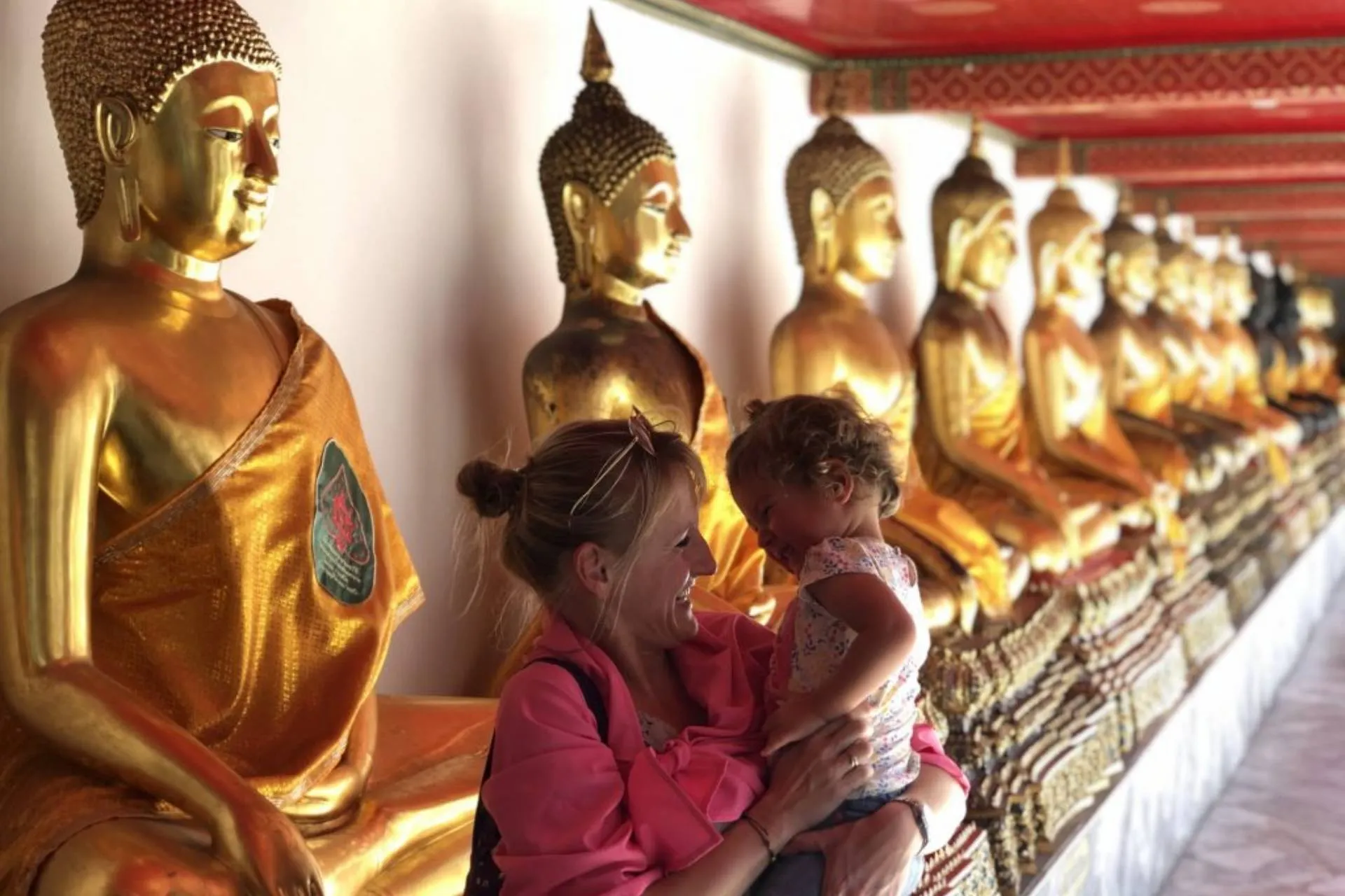 Barbara met haar gezin in een tempel in Thailand | de Jong Intra Vakanties