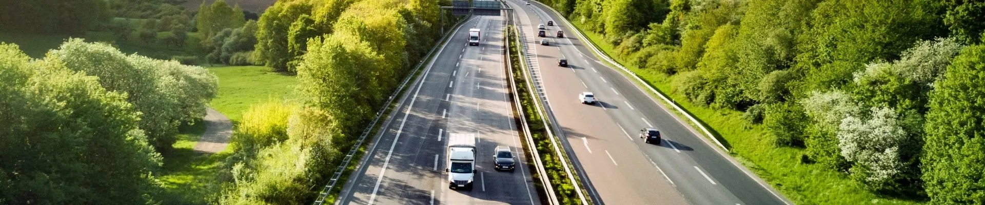 Ga je met de auto op vakantie naar Duitsland? Lees alles over rijden op de Autobahn, milieuzones, verplichte items in de auto en handige reistips bij de Jong Intra Vakanties