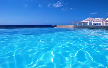 Zwembad direct aan zee