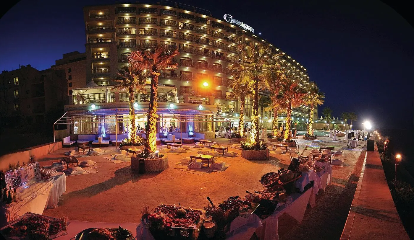 hotel met palmbomen 's nachts