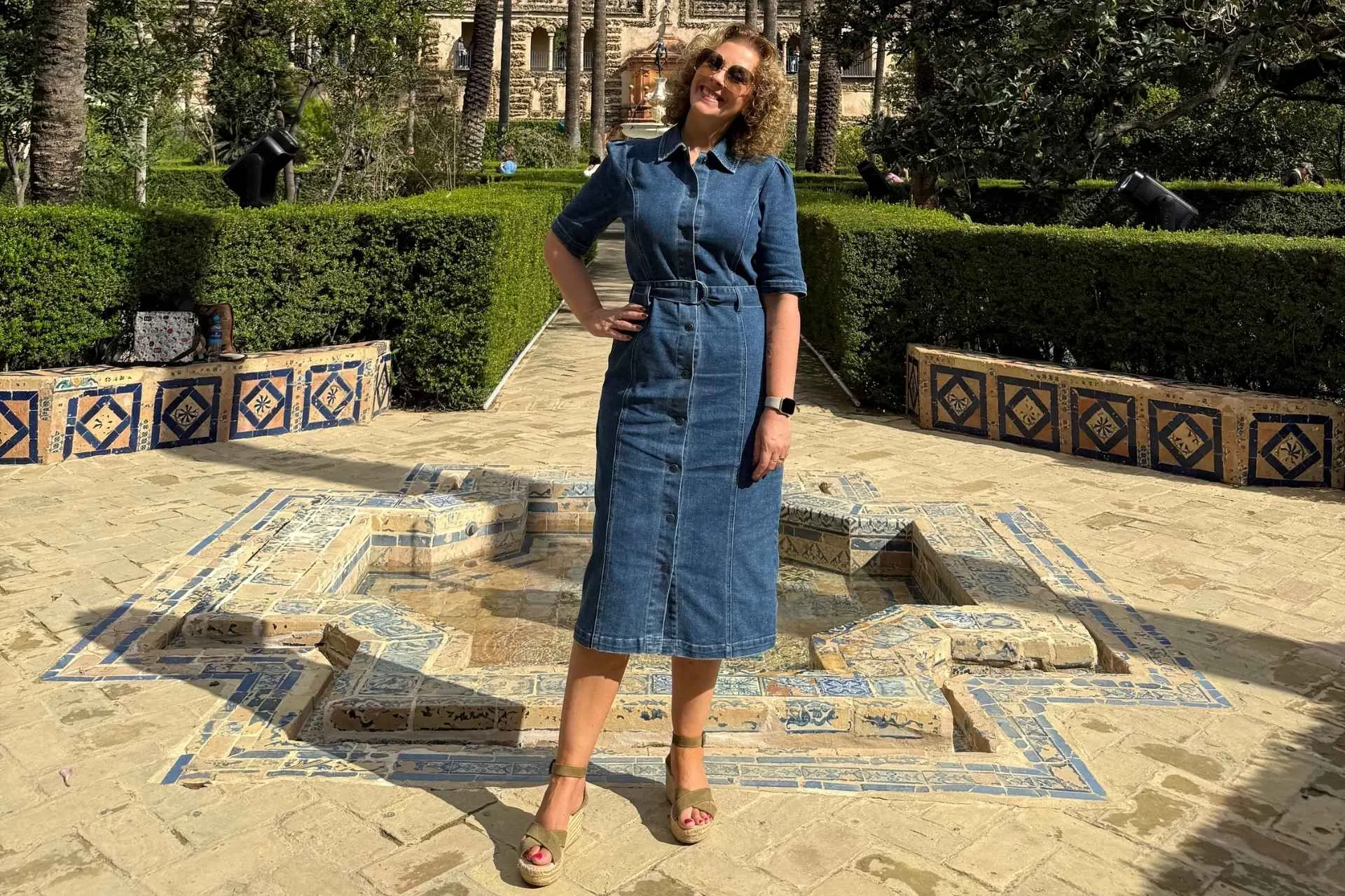 Nathalie in de tuinen van Real Alcázar tijdens een stedentrip in Sevilla, Spanje - de Jong Intra Vakanties