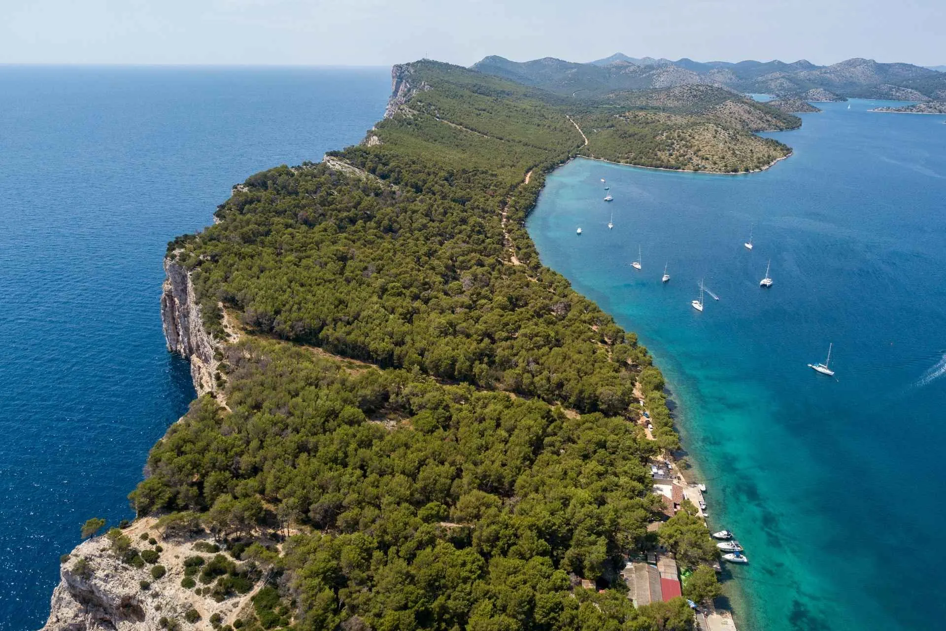 Luchtfoto van het eiland Dugi Otok voor de stad Zadar, Kroatië | de Jong Intra Vakanties