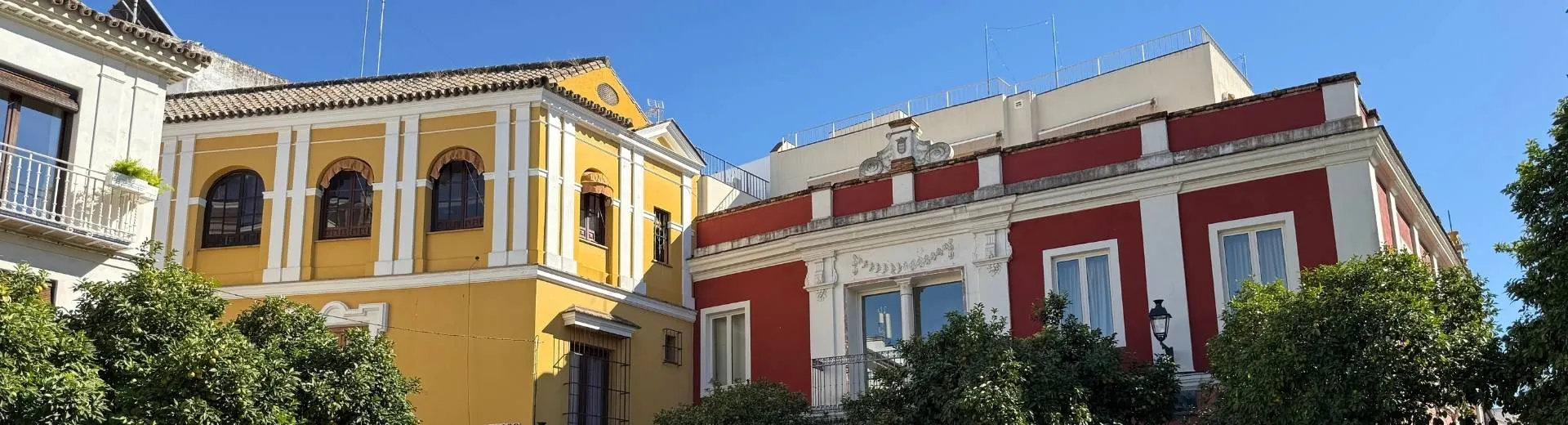 De kleurrijke huisjes in de Spaanse stad Sevilla - de Jong Intra Vakanties